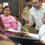 समाधान दिवस’ बना उम्मीद की किरणः गंभीर रूप से बीमार 4 बच्चों का होगा मुफ्त इलाज,भू-माफियाओं पर कसेगा शिकंजा बुजुर्गों के उत्पीड़न पर एसडीएम को जांच के दिये आदेश,जमीन विवाद से आर्थिक मदद तक,.समाधान दिवस पर 146 जनसमस्याएं दर्ज काफ़ी हद तक समस्याओं का किया निवारण !
