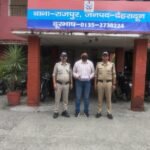 जिस भू माफिया और गैंगस्टर को ढूंढ रही थी उत्तरप्रदेश की चीता पुलिस ,देहरादून की राजपुर पुलिस ने 25 हज़ारी शातिर भू-माफिया को गिरफ्तार कर लिखी दीं ताबीर ,पकडे गये आरोपी ने बुजुर्ग NRI महिला के नाम ज़मीन की कर दीं थी फ़र्ज़ी रजिस्ट्री,पकड़ा गये आरोपी पर करीब दो दर्ज़ेन मुकदमे पहले से है दर्ज़,उत्तराखंड पुलिस ने शातिर को दबोच कर खिला दीं जेल के रोटियां.!