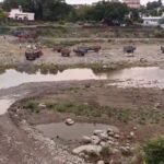 खनन अधिकारी की नाक के नीचे खोह नदी में पट्टे की आड़ में खनन माफिया खुलेआम कर रहे हैं पट्टे से बाहर जाकर अवैध खनन — गहरे गड्ढे और नदी के किनारे खोदकर निर्धारित मापदंडों का किया जा रहा है खुला उलंघन — एक ही रवने पर कई-कई चक्कर भरकर दो दर्जन से अधिक ट्रेक्टर ट्राली नदी का सीना चीर सरकार पर लगा रही हैं प्रतिदिन लाखों का चूना !