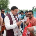 मुख्यमंत्री धामी ने लोहियाहेड हेलीपैड व कैंप कार्यालय में जनता व जनप्रतिनिधियों से मुलाकात कर सुनी जनसमस्याएं