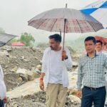 मूसलाधार बारिश और उफ़नती नदी भी नहीं रोक पाई डीएम का रास्ता, जिलाधिकारी डॉ आशीष चौहान ने सुदूर क्षेत्र कार्लीगाढ़, मालदेवता सहित अन्य स्थानों का किया दौरा,सहस्त्र धारा -सरोना के अवरुद्ध मार्ग को दोनों तरफ से जेसीबी मशीन लगाकर तुरंत खोलने के दिये निर्देश,