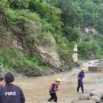 पौड़ी की फायर सर्विस टीम ने बचाई बेजुबान की जान,सिद्धबली मंदिर के पास नदी के तेज़ बहाव मे बहने से बचाई जान,