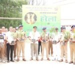 दून पुलिस परिवार ने हर्षोल्लास के साथ मनाया “लोक पर्व हरेला”,एसएसपी दून ने अपनी टीम के साथ पुलिस लाइन देहरादून में वृक्षारोपण कर दिया पर्यावरण संरक्षण का संदेश,पर्व के अवसर पर पुलिस लाईन तथा जनपद के समस्त थाना चौकियों पर वृहद स्तर पर फलदार व छायादार वृक्षों का किया गया वृक्षारोपण.!