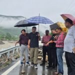 रातभर की भारी बारिश के बाद राजधानी के कोने कोने का जायज़ा लेने खुद डीएम उतरे सड़क पर, मालदेवता,सहस्त्र धारा मसूरी सहित सभी क्षत्रिग्रस्त सड़को का किया निरिक्षण, मलबा आने के बाद बंद पड़े मार्गो को जल्द खोलने के दिये निर्देश.!