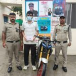 देहरादून की पटेलनगर पुलिस ने दिल्ली से देहरादून घूमने आये शहजाद को किया गिरफ्तार, पकडे गये आरोपी ने मॉर्निंग वाक् पर निकली महिला के गले से झपट ली थी सोने की चैन, पकडे गये आरोपी पर पहले से ही 20 मुक़दमे है दर्ज़ !