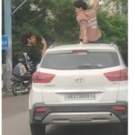युवाओं मे बढ़ता जा रहा सोशल मीडिया का चस्का,स्टंट के चक्कर मे अपनी और राहगीरों की जान से कर रहे खिलवाड़,पुलिस का ख़ौफ़ भी हुआ नदारद, पुलिस चौकी के सामने ही कर रहे स्टंट,देखिये वीडियो. !!