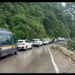 24 घंटे में खुलीं मसूरी की बंद सड़कें, अब सड़क के गड्ढों पर प्रशासन का फोकस, एसडीएम ने दिए सख्त निर्देश मलबा फेंकने वालों पर होगी कार्रवाई, डंपिंग जोन नहीं होने पर सभासद ने उठाए सवाल; पालिका ने भी शुरू की गड्ढामुक्त अभियान की तैयारी.!