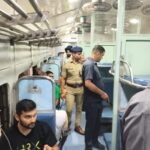 राजधानी की सुरक्षा को लेकर देहरादून पुलिस ने हर तरफ चलाया सघन चेकिंग अभियान,रेलवे स्टेशन बस स्टैंड से लेकर हर चौक चौराहो पर दिखी पुलिस मुस्तैद, आम शहरीयों के लिए मित्र पर अपराधियों के लिए काल है उत्तराखंड पुलिस – एसएसपी प्रमेंद्र डोभाल !