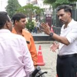 जिलाधिकारी डॉक्टर आशीष चौहान ने सीमाद्वार जलभराव पर दिखाया सख्त रुख , नगर निगम को 24 घंटे के अंदर सफाई करने और डिवाटरिंग करने के दिये सख्त निर्देश,जलनिकासी का कार्यो पूरा होने तक पटवारी को सीमाद्वार में ही रुकने के दिये निर्देश !