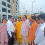 आढ़त बाजार के विकास कार्यों का विधायक विनोद चमोली और एमडीडीए उपाध्यक्ष बंशीधर तिवारी ने किया स्थलीय निरीक्षण, नवीन आढ़त बाजार का निर्माण पूरा, व्यापारियों को जल्द मिलेगा लाभ, आढ़त बाजार के विकास कार्यों व प्लॉटों की आवंटन प्रक्रिया को सितंबर माह तक हर हाल पूरा करने के निर्देश