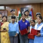 स्कूली छात्राओं ने एसएसपी दून की कलाई पर राखी बांधकर की दीर्द्यायु की कामना,एसएसपी दून ने बच्चों को उपहार देकर उनके उज्जवल भविष्य के लिए दिया अपना आशीर्वाद.!
