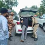 आमजन की सुरक्षा को हर पल मुस्तैद दून पुलिस, एसएसपी देहरादून के निर्देशों पर सम्पूर्ण जनपद में दून पुलिस द्वारा लगातार चलाया जा रहा सघन चेकिंग अभियान, जनपद की सीमाओं व आन्तरिक मार्गो पर संदिग्धों की तलाश हेतु लगातार की जा रही सघन चैकिंग