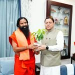 मुख्यमंत्री पुष्कर सिंह धामी से मुख्यमंत्री आवास में बाबा रामदेव ने की भेंट
