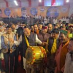 पारंपरिक रंग में रंगे मुख्यमंत्री धामी, कलाकारों के साथ थिरके और स्वयं बजाया ढोल, जनजातीय संस्कृति, परंपरा और गौरव का उत्सव बना उत्तराखंड आदि रंगोत्सव, खटीमा में बिखरे सांस्कृतिक विविधता के रंग