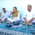 खटीमा में मुख्यमंत्री धामी अचानक पहुंचे दलित बस्ती, बस्ती के लोगों के साथ दोपहर का खाया खाना