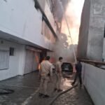 सुभाषनगर स्थित बी0एम0 हुंडई शो रूम में लगी आग, पुलिस तथा फायर कर्मियों ने कडी मशक्कत के बाद आग पर पाया काबू