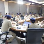 देर रात तक चली मैराथन बैठक में दिखे एसएसपी दून के कड़े तेवर* *त्योहारी सीजन व आगामी वीआईपी कार्यक्रमों के दृष्टिगत अधीनस्थ अधिकारियों को दिये कडे निर्देश* ,त्यौहारी सीजन के दौरान ज्वैलरी शॉप्स तथा फाइनेंशियल संस्थानों में चेकिंग व प्रभावी गश्त के दिये निर्देश,आपराधिक घटनाओं पर प्रभावी अंकुश लगाने हेतु पूर्व मे आपराधिक घटनाओं में प्रकाश में आये/जमानत पर चल रहे अभियुक्तों पर सतर्क दृष्टि रखते हुए उनके नियमित रूप से भौतिक सत्यापन के दिये निर्देश,अपराधों की समीक्षा के दौरान लम्बित घटनाओं के लम्बित रहने के कारणों की ली जानकारी, त्वरित अनावरण हेतु किया निर्देशित,सीसीटीएनएस के अन्तर्गत पोर्टलों में सभी सूचनाओं को समय से अध्यवधिक करने के दिये निर्देश, कोताही बरतने वालों को दी सख्त हिदायत.!