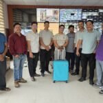 रुद्रप्रयाग पुलिस की त्वरित कार्यवाही से 04 घंटे से भी कम समय में सकुशल बरामद हुआ ₹1.90 लाख नकद एवं सोने के आभूषणों से भरा बैग,सीसीटीवी कैमरों की मदद से पुलिस कंट्रोल रूम की टीम ने तलाशा बैग, जीवनभर की कमाई वापस पाकर भावुक हुआ व्यक्ति,पुलिस की सतर्कता, त्वरित निर्णय क्षमता एवं आपसी समन्वय से व्यक्ति को वापस मिली उसकी कीमती धरोहर।