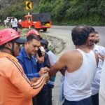 रुद्रप्रयाग केदारनाथ हाईवे पर तेज़ रफ़्तार टेम्पो ट्रैवलर पलटा,दुर्घटना मे चालक सहित 16 व्यक्ति थे सवार, पुलिस एवं राहत बचाव टीमों ने घायलों को पहुंचाया अस्पताल।