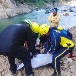 बागेश्वर के ब्यानगढ़ मे स्कूटी सवार क़ी दुर्घटना मे दर्दनाक मौत, 35 वर्षीय युवक स्कूटी सहित गोमती नदी मे गिरा, sdrf ने सर्च अभियान चलाकर शव को किया बरामद.!