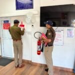 पौड़ी पुलिस त्योहारी सीजन के दृष्टिगत फायर सर्विस टीमें अलर्ट, जनपदभर में प्रतिष्ठानों एवं संस्थानों का किया जा रहा फायर सेफ्टी निरीक्षण,होमस्टे, रेस्टोरेंट एवं स्वास्थ्य संस्थानों में अग्निसुरक्षा व्यवस्थाओं की जांच, कर्मचारियों को अग्निशमन उपकरणों के प्रयोग का दिया जा रहा प्रशिक्षण।