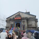 केदारनाथ मे भारी बर्फीबारी के बीच भी नहीं थम रहा श्रद्धांलुओं का सैलाब,भारी बर्फीबारी के चलते बर्फ से ढकी आस पास क़ी सारी पहाड़िया, प्रशासन और पुलिस ने यात्रियों को गर्म कपडे लेकर आने क़ी दीं सलाह.मौसम विभाग बदलते मौसम क़ी पल पल ले रहा खबर !