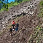 केदारनाथ यात्रा मार्ग मे चीरवासा के समीप भूस्खलन प्रभावित क्षेत्र में कार्यदायी संस्था लो.नि.वि. द्वारा प्रो-एक्टिव होकर कर रहा कार्य,पहाड़ी पर अटके ऐसे पत्थर जिनके किसी भी समय गिरने की सम्भावना थी, उनको पहले ही नीचे गिराकर सम्भावित खतरे को न्यून करने का किया गया प्रयास।