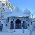 गंगोत्री धाम मे बर्फीबारी के बाद गिरा पारा, धाम क़ी पहाड़ियों बर्फ से ढककर हुई सफ़ेद !